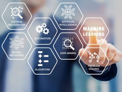 Presentación sobre la tecnología de aprendizaje automático con un científico tocando la pantalla con palabras e iconos informáticos de inteligencia artificial (IA), redes neuronales, automatización y minería de datos.